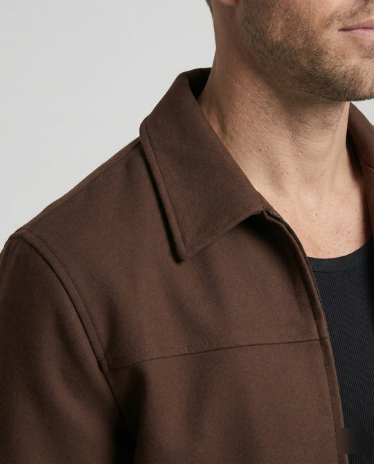 Moderner Minimalblouson mit Hemdkragen und verdeckter Front EB