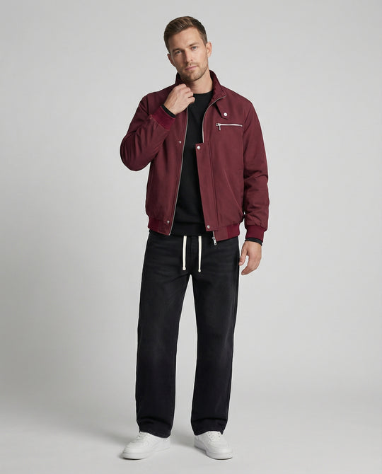 Urbanes Set mit Bomberjacke weit geschnittenem Sweatshirt und lässiger Baggy-Jeans EB