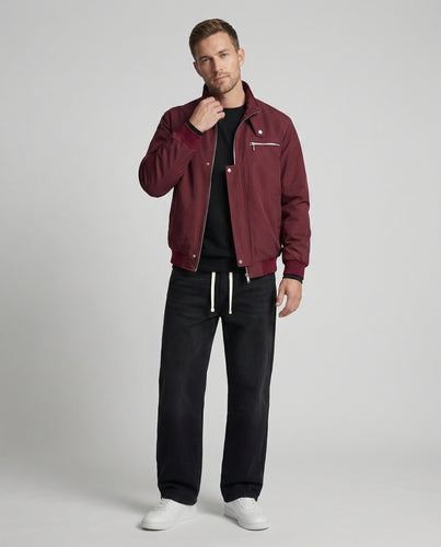 Urbanes Set mit Bomberjacke weit geschnittenem Sweatshirt und lässiger Baggy-Jeans EB