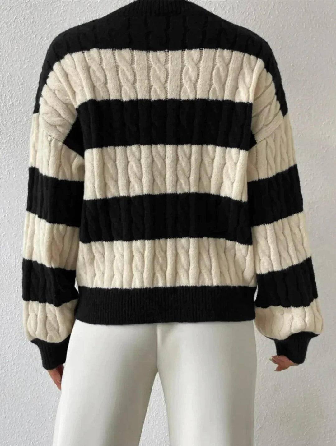 EB | Gestreifter eleganter Pullover mit V-Ausschnitt
