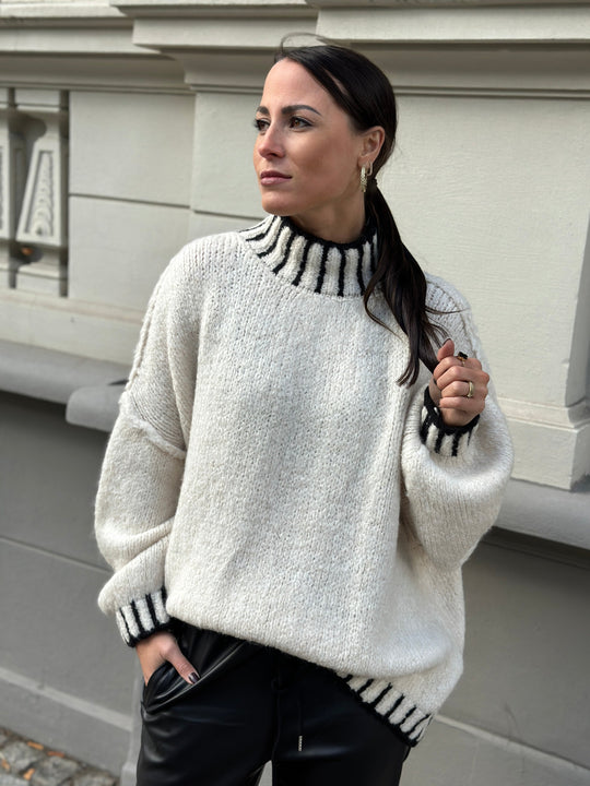EB | Strickpullover mit auffälligem Stehkragen