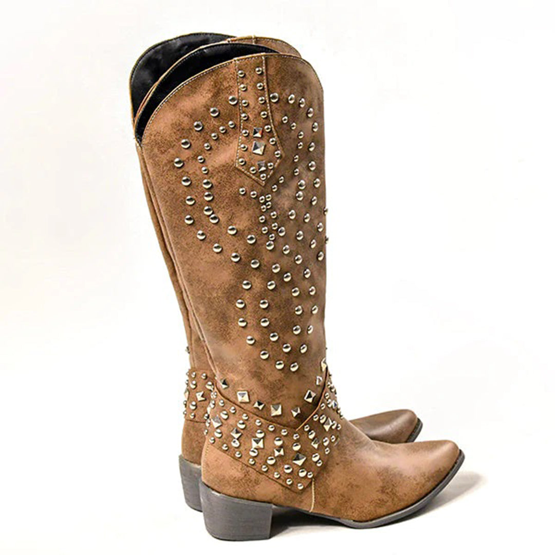 Stiefel mit Metallnieten und klobigem Absatz EB