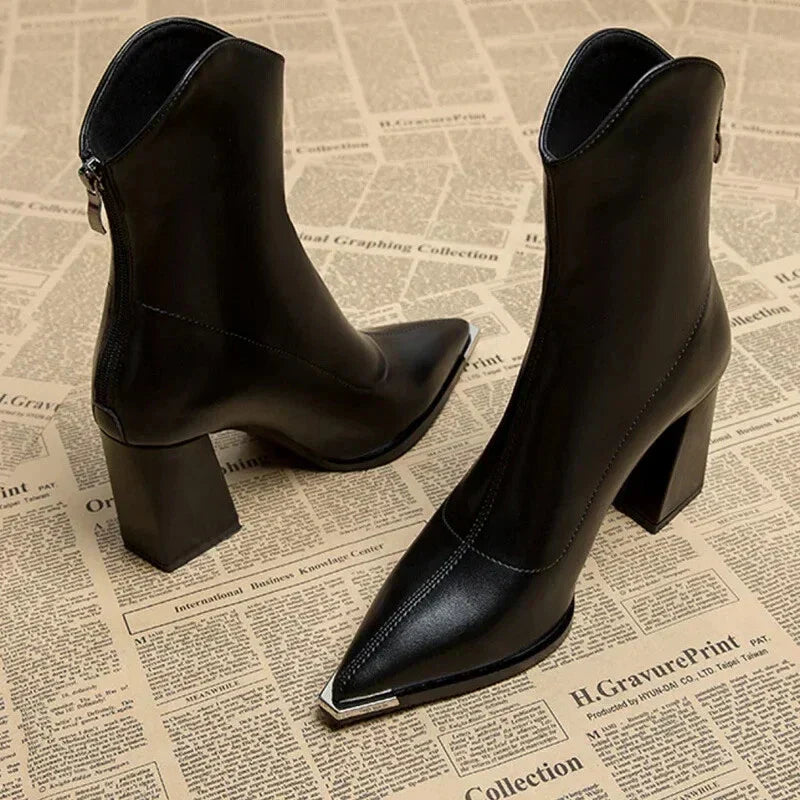 Stiefel mit Absatz - Blockabsatz - Spitz zulaufend - Stiefeletten - Damenstiefel EB