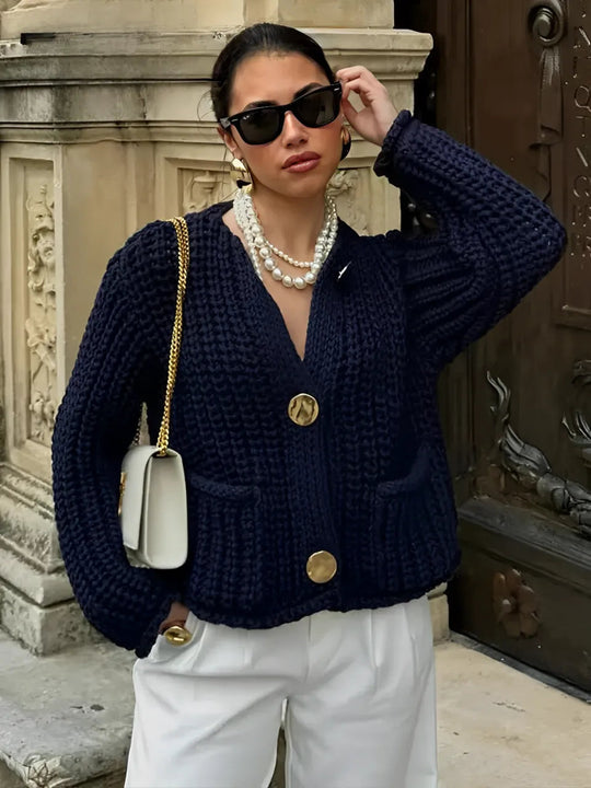 EB | Damen Strickcardigan mit goldenen Knöpfen und Vordertaschen im leichten Design