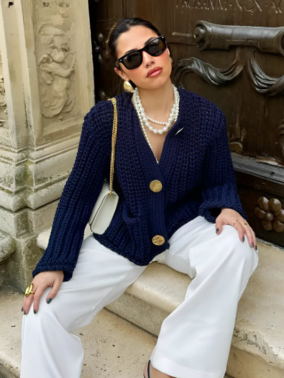 EB | Damen Strickcardigan mit goldenen Knöpfen und Vordertaschen im leichten Design