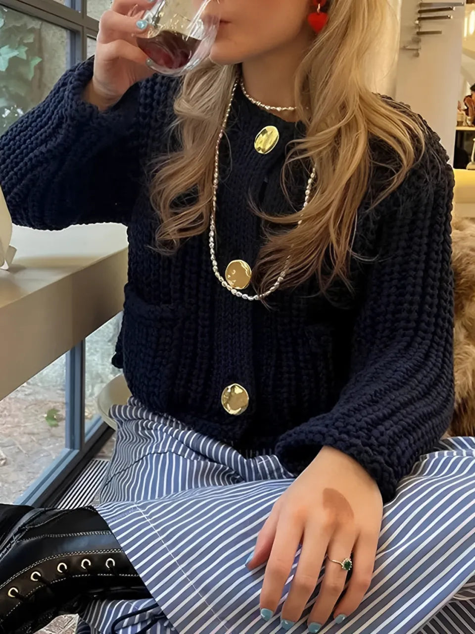 EB | Damen Strickcardigan mit goldenen Knöpfen und Vordertaschen im leichten Design