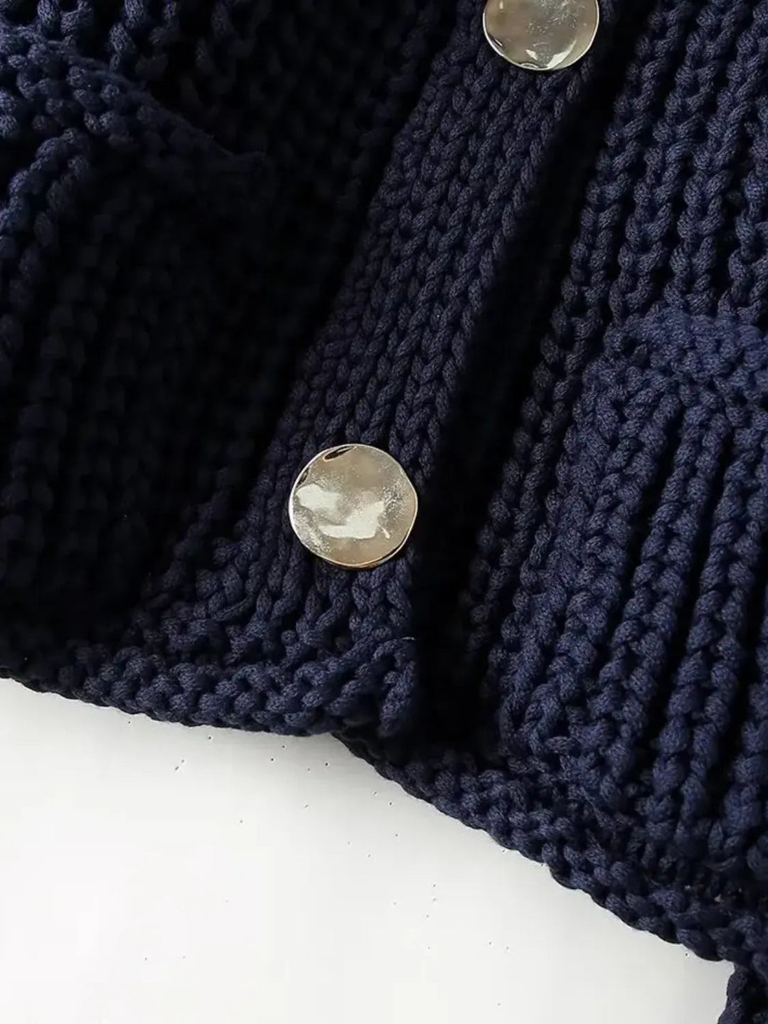 EB | Damen Strickcardigan mit goldenen Knöpfen und Vordertaschen im leichten Design