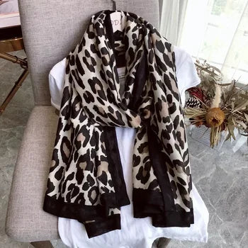 EB | Eleganter Schal mit Leopardenmuster