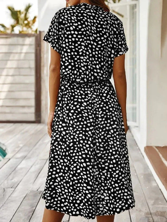 EB | Elegantes Kurzärmliges Hemdblusenkleid mit Polka Dots und Kordelzug In Der Taille
