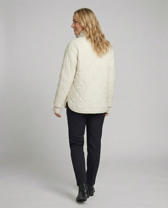 Minimalistische Damen Daunenjacke mit Kapuze in Weiß Leicht und Warm