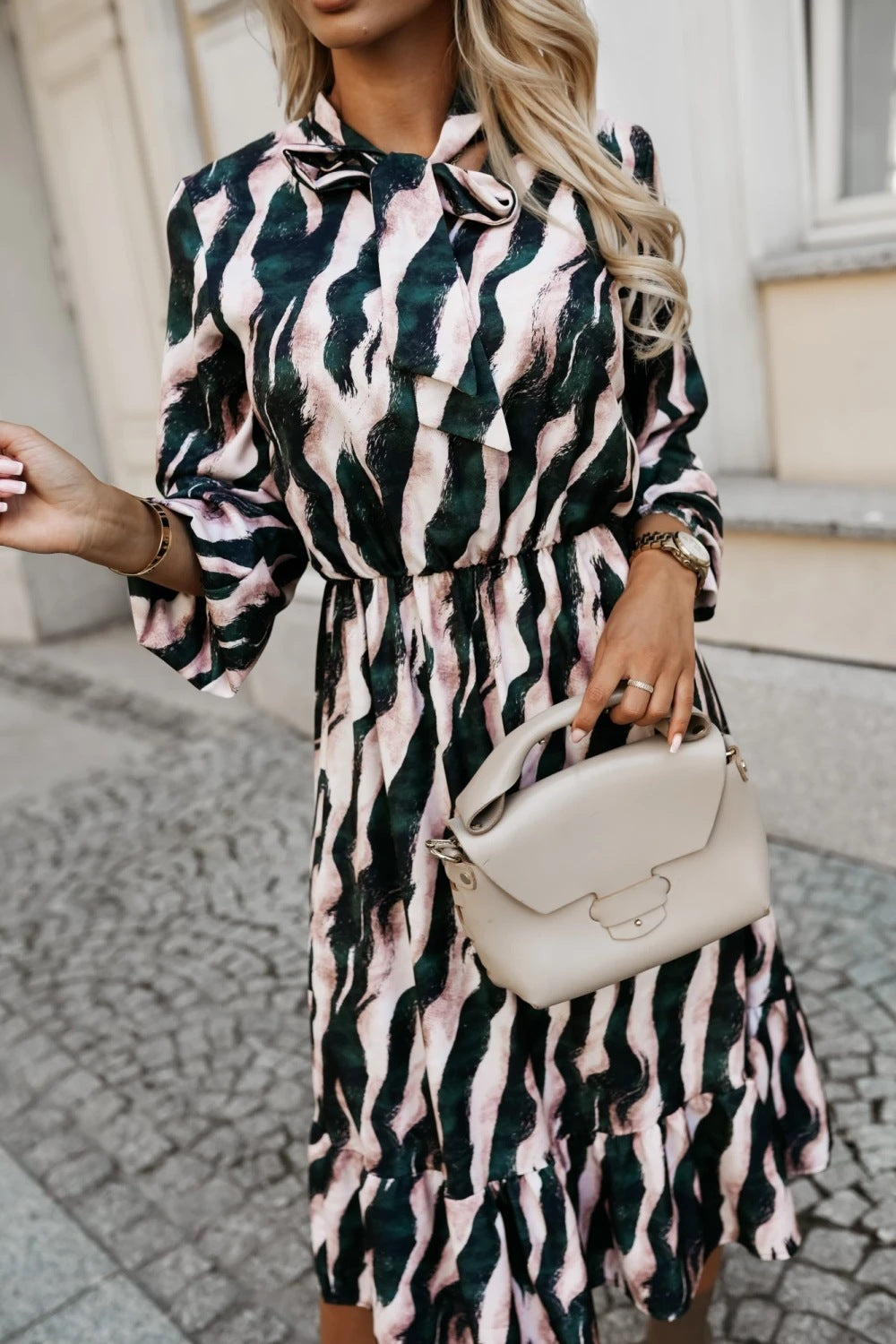 Damen Maxikleid mit geschmackvollem Streifenmuster und praktischen Taschen EB