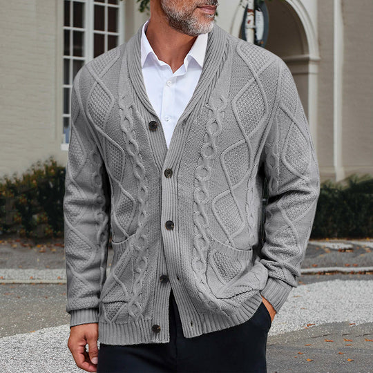 Herren Grobstrickjacke mit elegantem Zopfmuster und praktischen Taschen EB