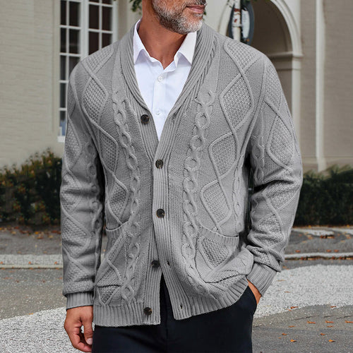 Herren Grobstrickjacke mit elegantem Zopfmuster und praktischen Taschen EB