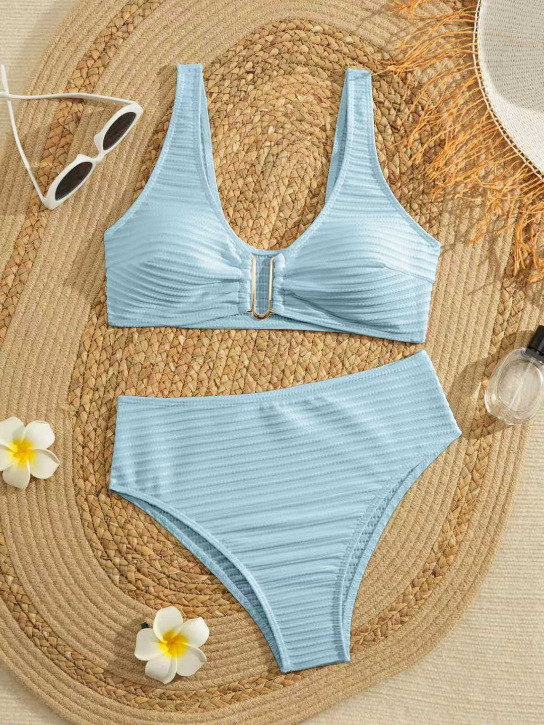 Damen Bikini-Set mit moderner Rippstruktur und eleganten Goldakzenten EB