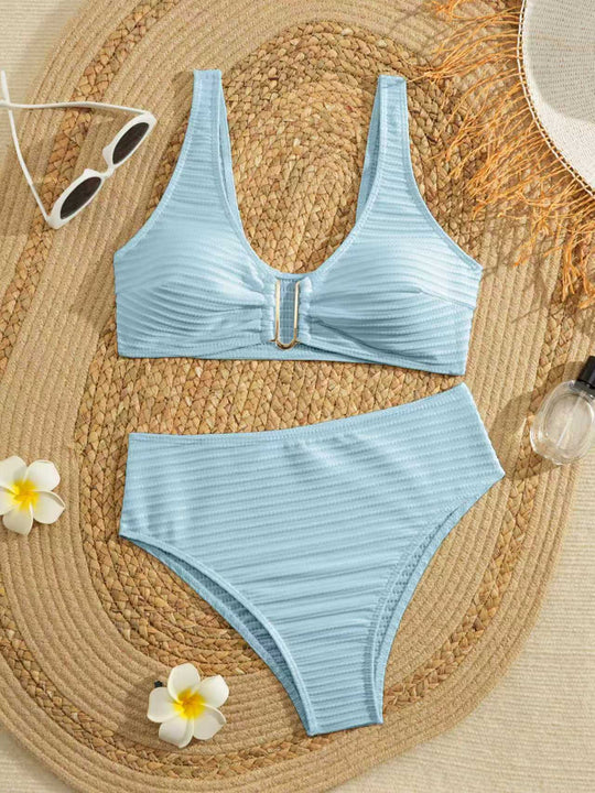 Damen Bikini-Set mit moderner Rippstruktur und eleganten Goldakzenten EB