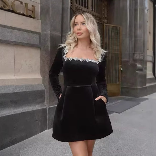 Damen elegantes Kleid mit schickem Rundhalsausschnitt und verzierter Detail EB