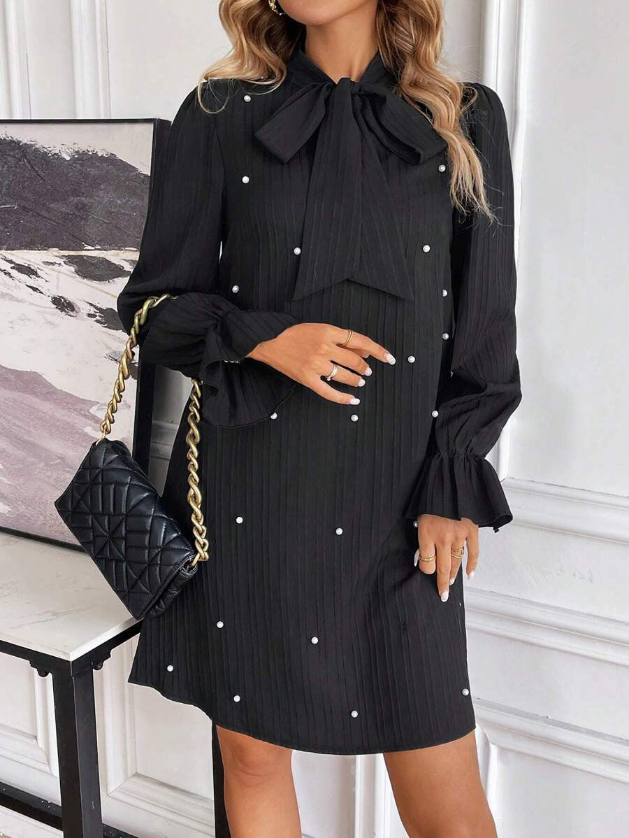 Damen elegantes Kleid mit Schleifenkragen und Pünktchen-Applikationen EB