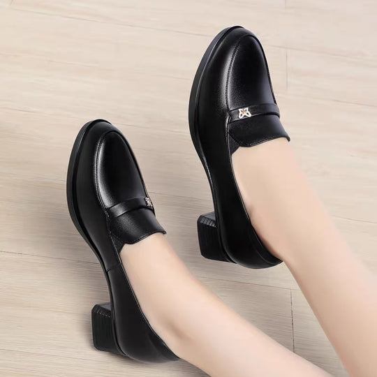 Damen Elegante Mokassins mit modischem Kettendetail und komfortablem Blockabsatz EB