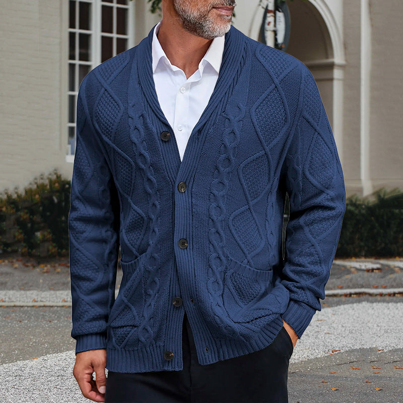 Herren Grobstrickjacke mit elegantem Zopfmuster und praktischen Taschen EB