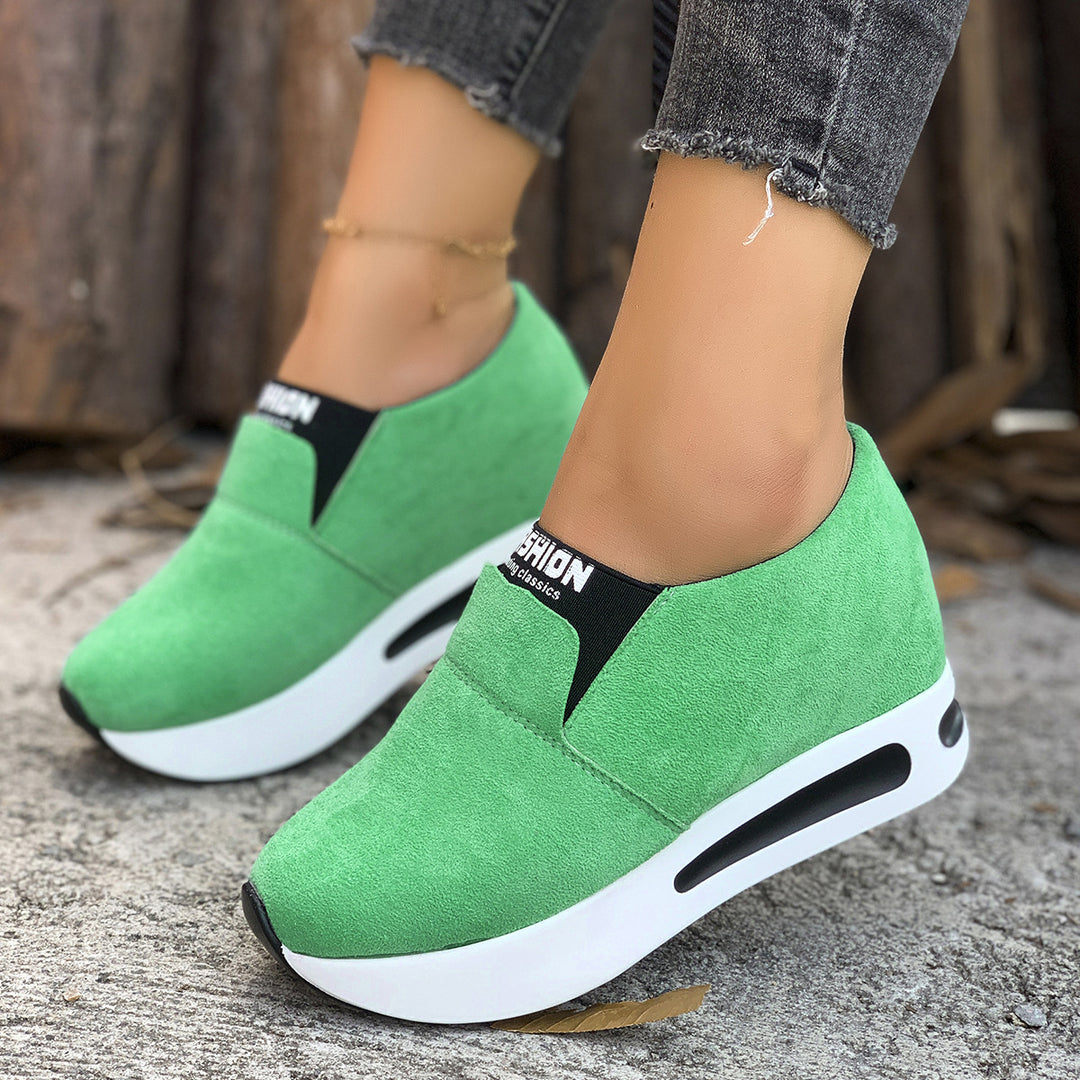Damen Slip-On Wedge-Sneaker mit verstecktem Keil, Microvelours-Obermaterial und seitlicher Luftkammer EB