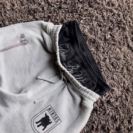 Damen Sweatpants mit einzigartigem Grafikumdruck und elastischem Bund EB