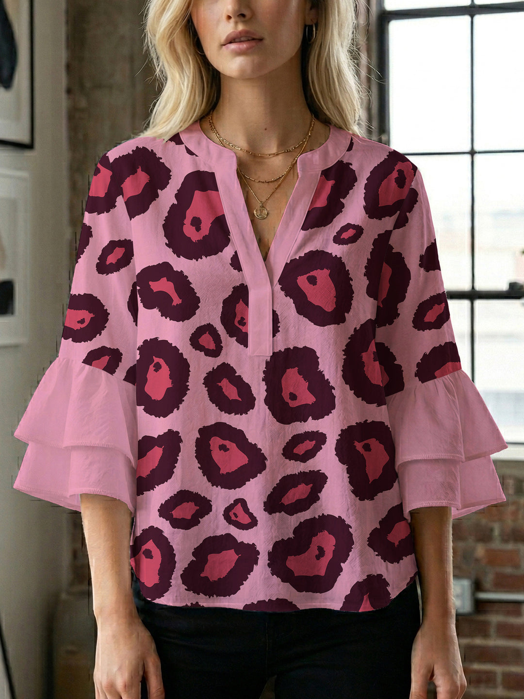 Damen Bluse mit Rüschendetails und auffälligem Animal-Print EB