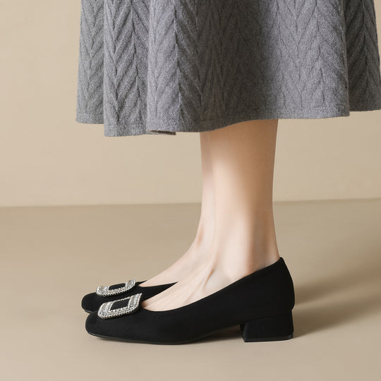 Damen elegante Pumps mit funkelndem Schmuckdetail EB
