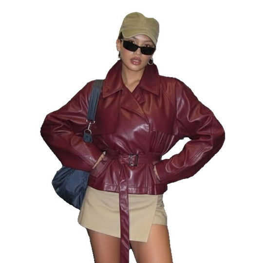 Damen nan kurzes Kunstleder-Trenchcoat mit Taillengürtel, breitem Revers und Cape-Detail EB
