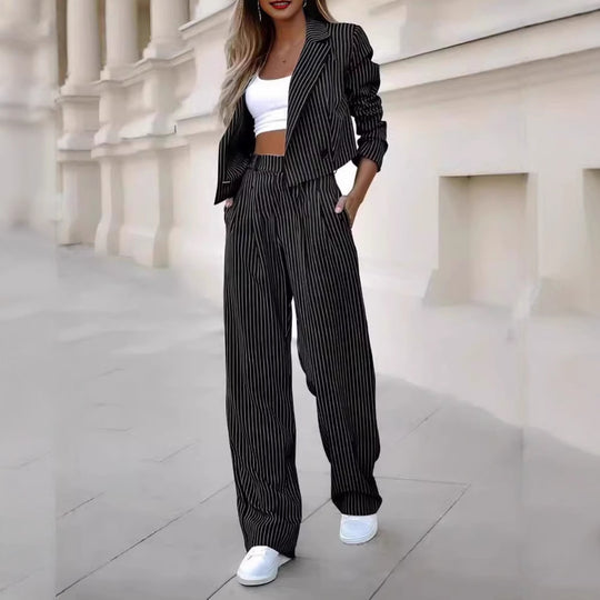 Damen stylisches Business-Outfit mit marginalem Streifenmuster EB