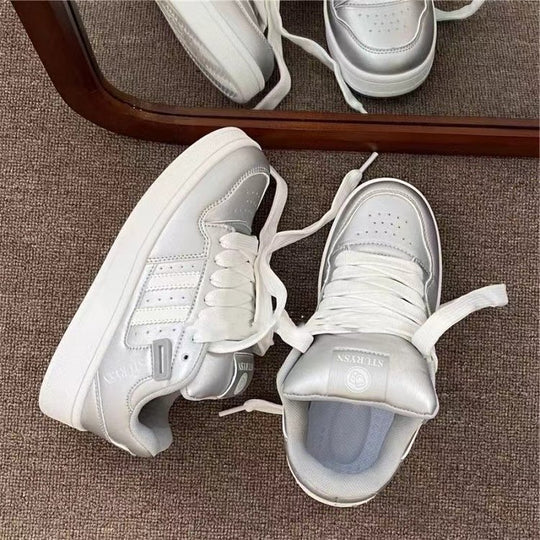 Damen Sportliche Sneaker mit Metallic-Oberfläche und gepolsterter Innensohle EB