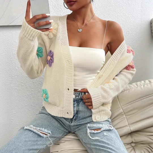 Damen Verspielter Strick-Cardigan mit handgehäkelten Blumenapplikationen EB