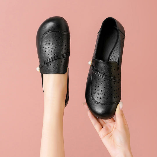 Damen Mokassins mit modischem Lochdesign und elegantem Schmuckdetail EB