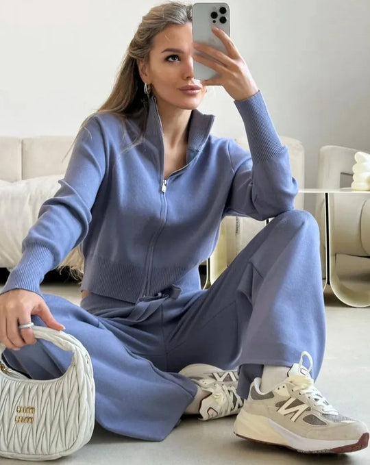 Damen Feinstrick-Zweiteiler mit taillierter Zip-Kapuzenjacke und weiten High‑Waist Kordelhose Eichborn Berlin