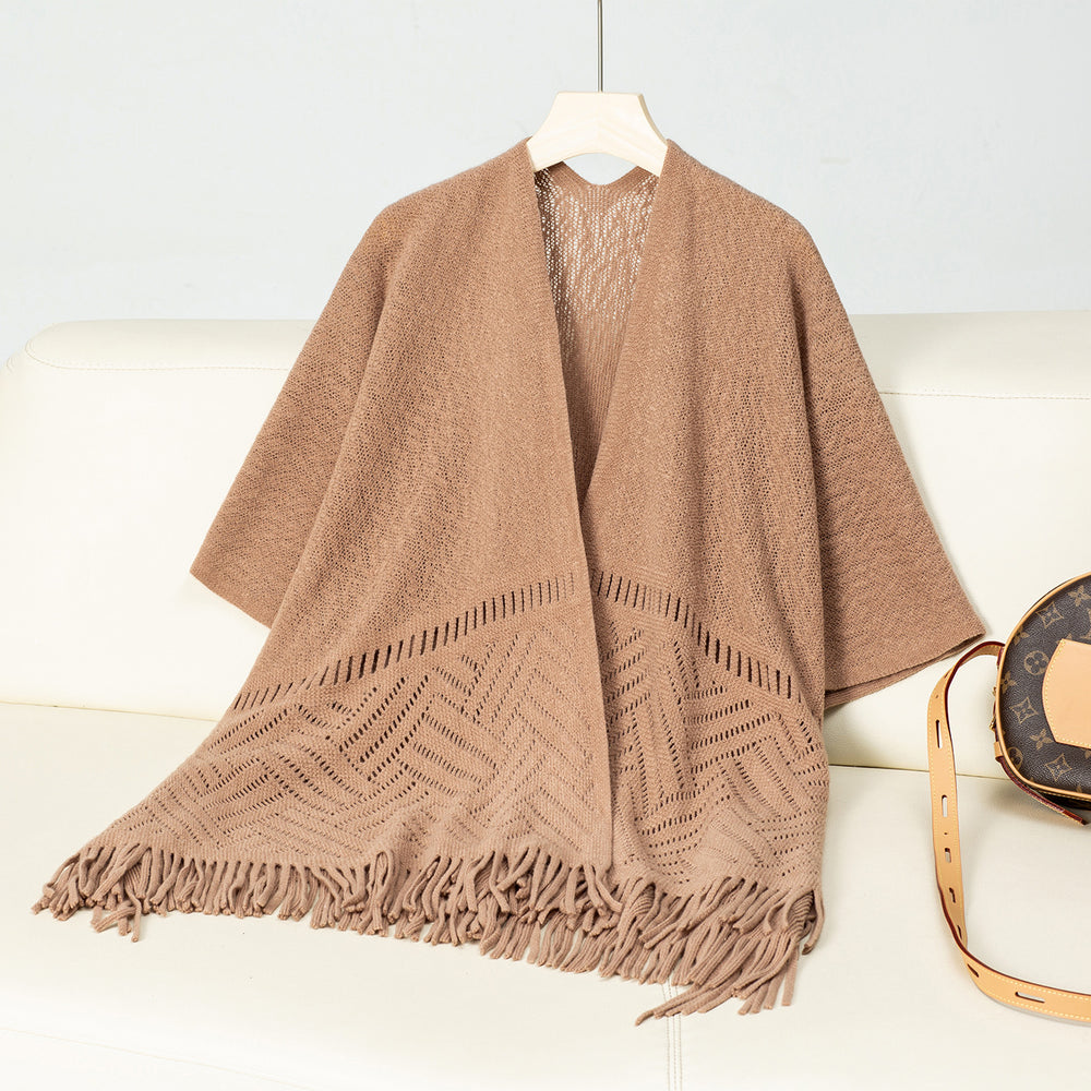 Damen eleganter Strickponcho mit fransigen Details und markantem Muster EB
