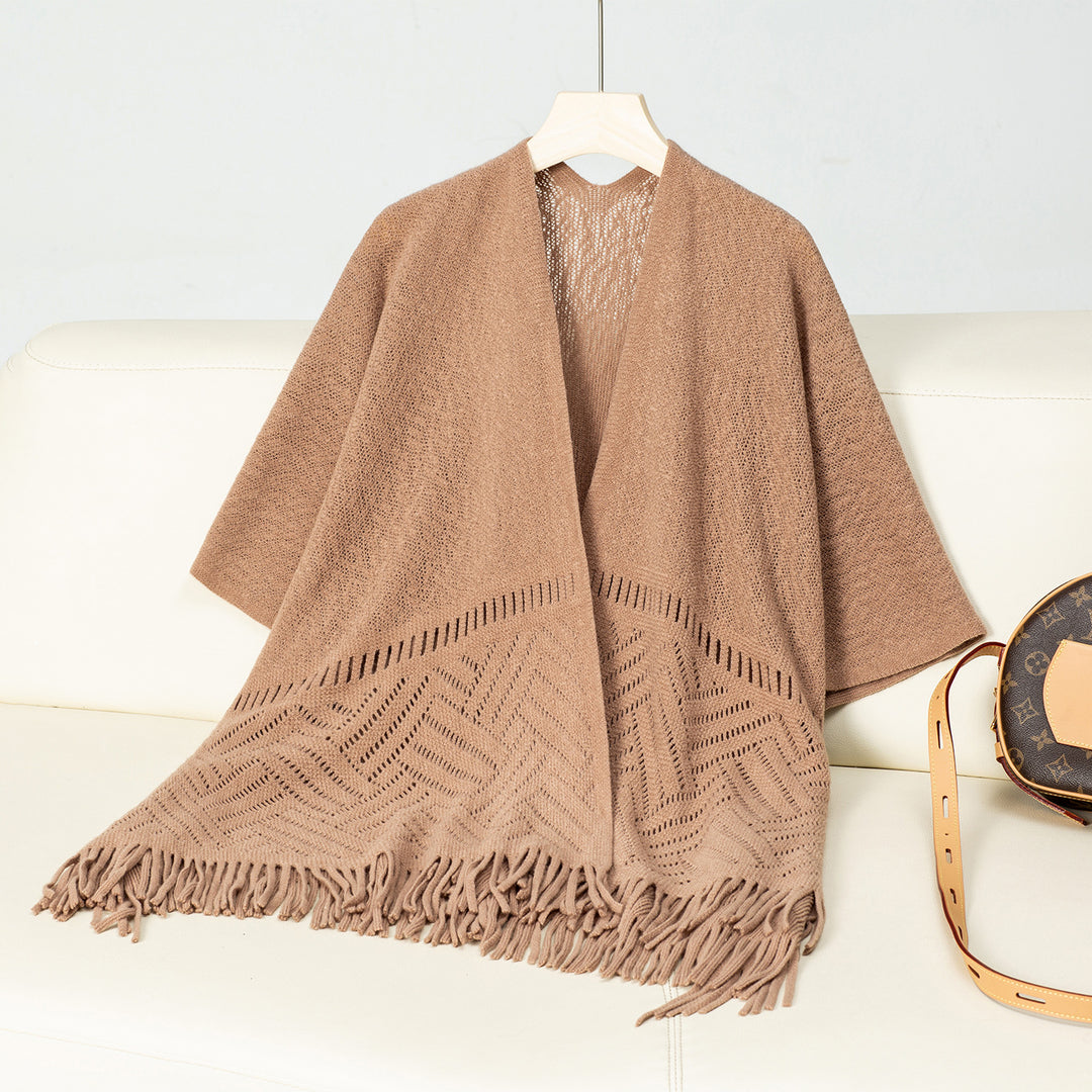 Damen eleganter Strickponcho mit fransigen Details und markantem Muster EB