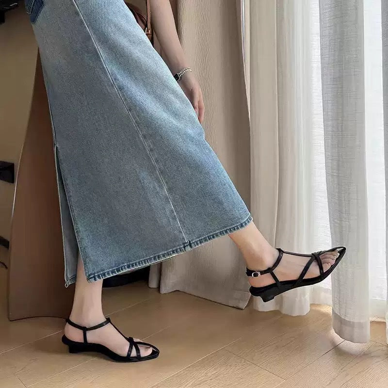 Damen elegante Sandalen mit geschwungenem Riemen und komfortablem Fußbett EB