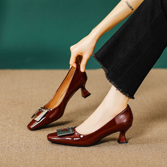 Damen Hochfront-Pumps mit blockiertem Absatz und stilvollem Schmuckelement EB