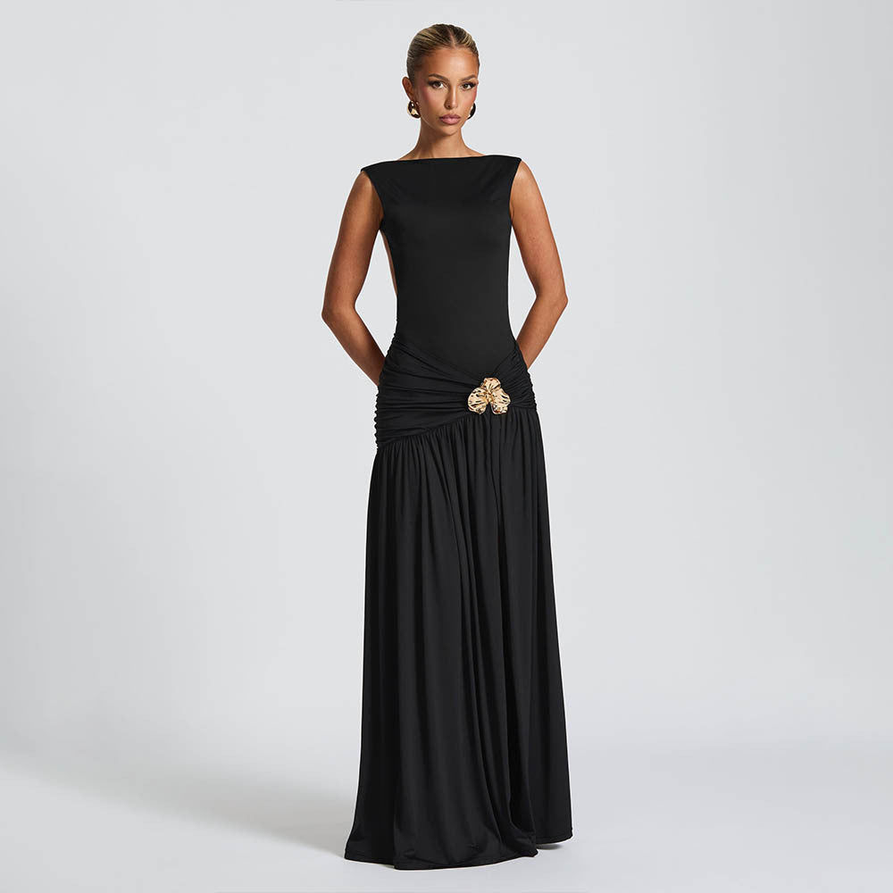 Damen elegantes bodenlanges Abendkleid mit raffinierten Fältchen und dekorativer Brosche EB