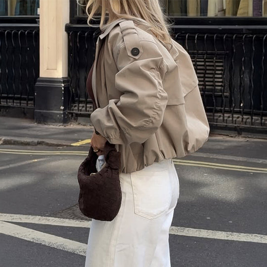 Damen nan verkürzter Trenchcoat mit doppelt geknöpfter Vorderseite, weitem Revers und elastischen Manschetten EB