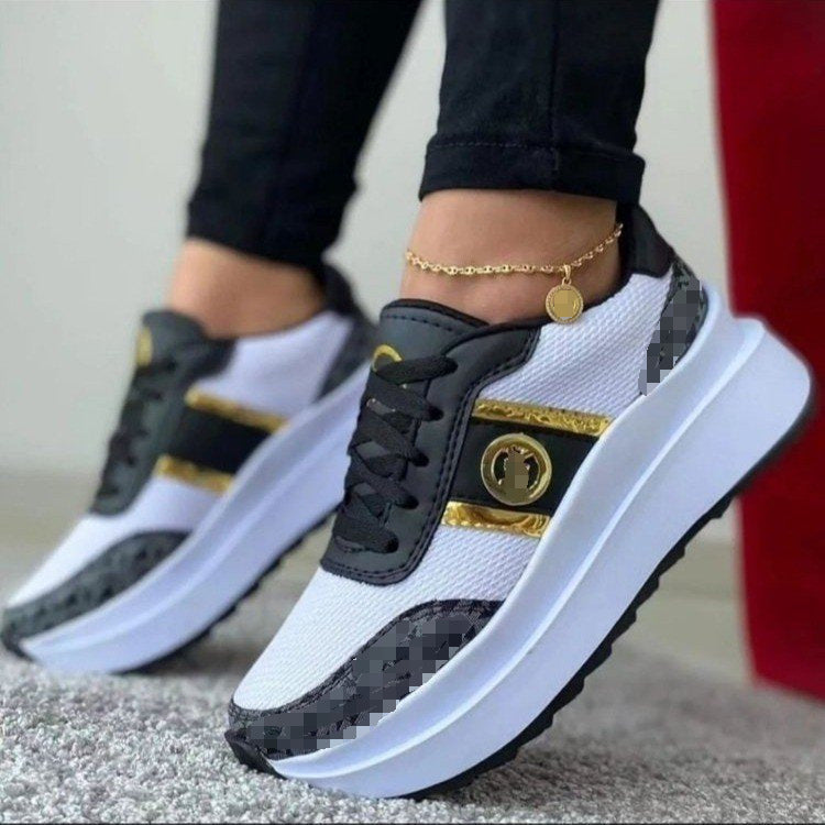 Damen  Plateau-Sneaker mit atmungsaktivem Mesh, Kunstlederbesatz und goldenen Akzentstreifen EB