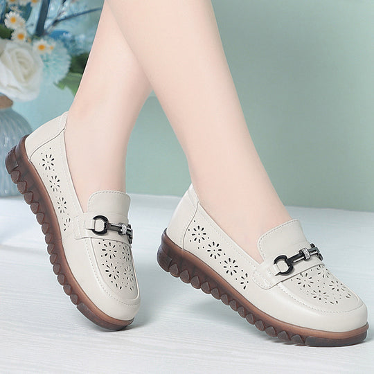 Damen Bequeme Mokassins mit luftiger Perforation und modischem Schmuckdetail EB