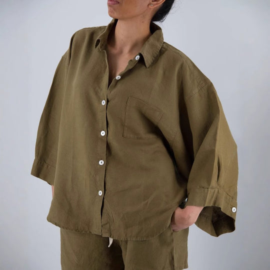 Damen Lässige Leinenbluse mit bequemen Schnitt und praktischen Taschen EB
