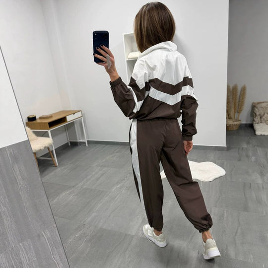 Damen retro Nylon-Trainingsanzug mit Kapuzen-Zipjacke und weiter hochgeschnittener Hose Eichborn Berlin