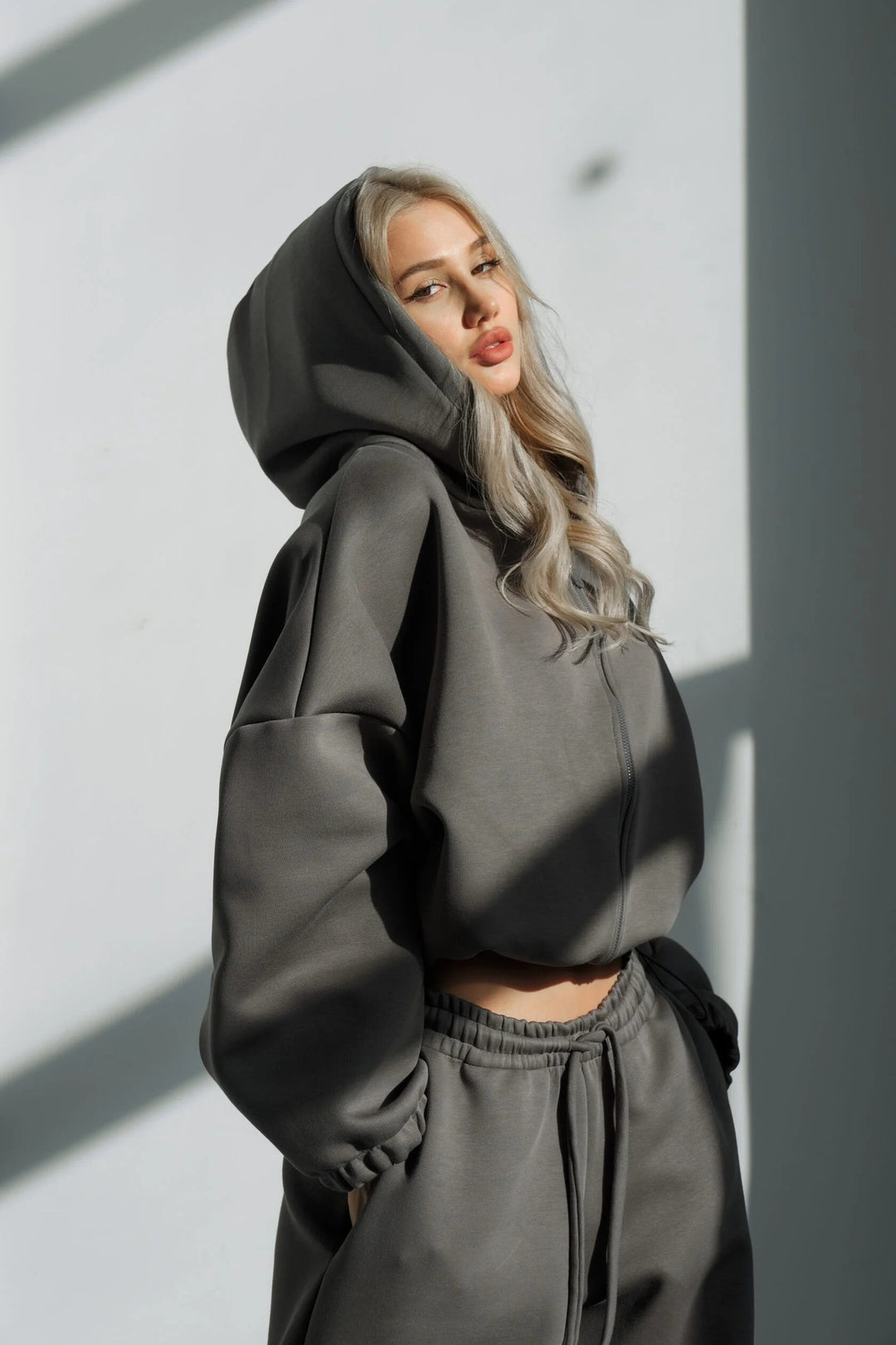 Damen gekürztes Scuba-Hoodie mit oversized Kapuze und elastischer High‑Waist Jogginghose Eichborn Berlin