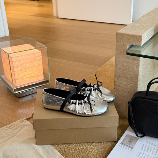 Damen Ballerinas mit elastischem Riemen und metallischem Glanz EB