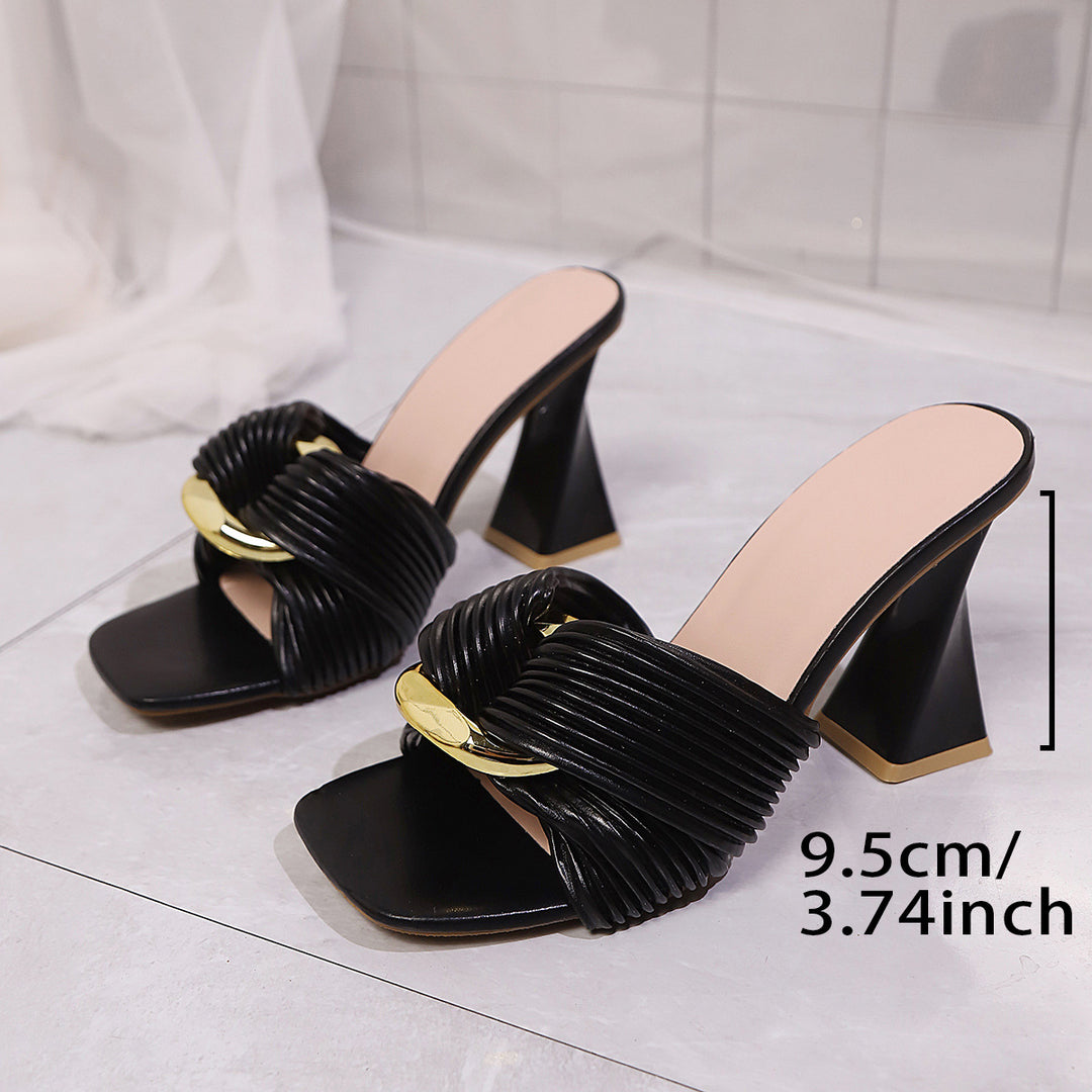 Damen Elegante High-Heel Sandaletten mit modischem Rippendesign und goldener Akzent-Details EB