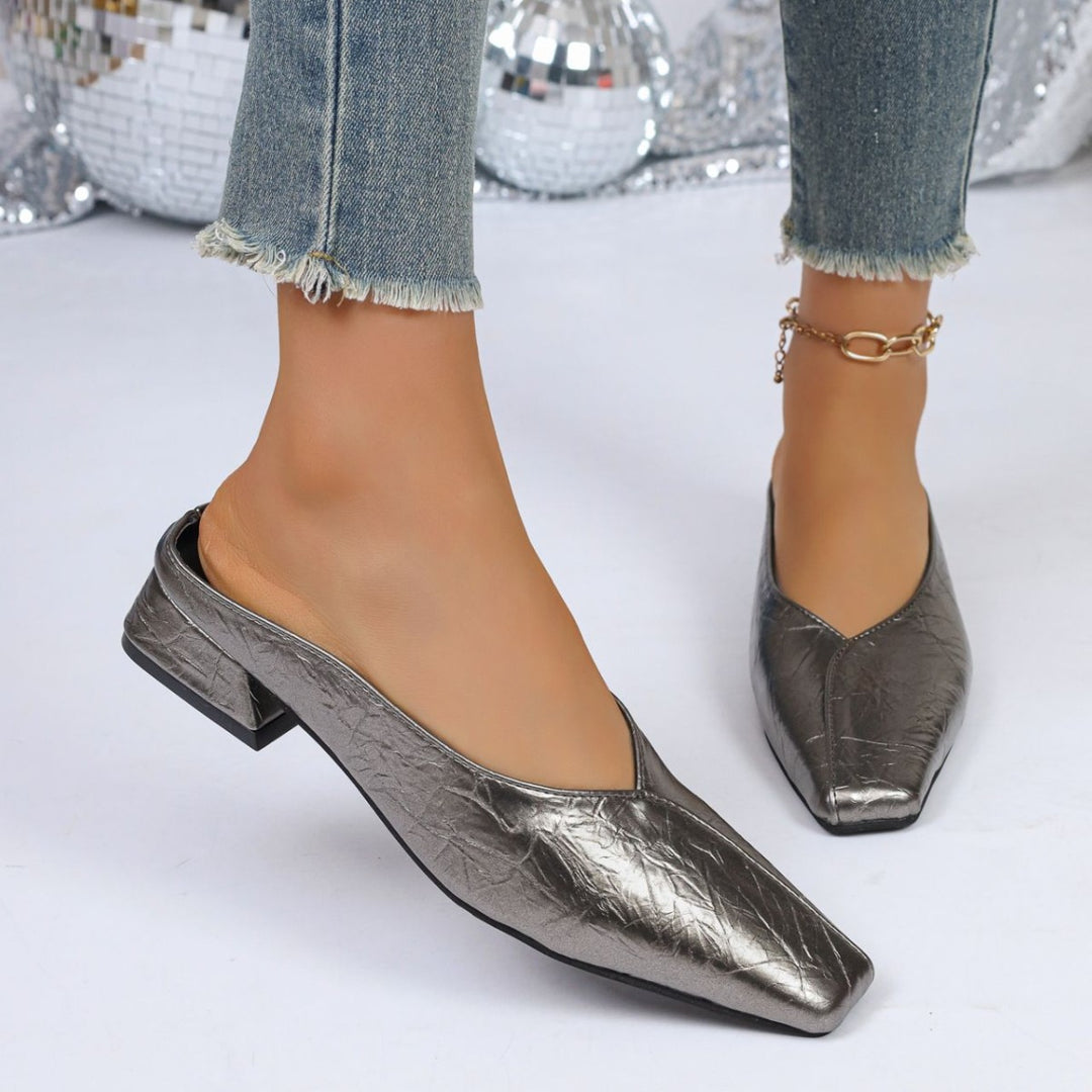 Damen Mules mit spitzem Fuß und glänzender Oberfläche EB