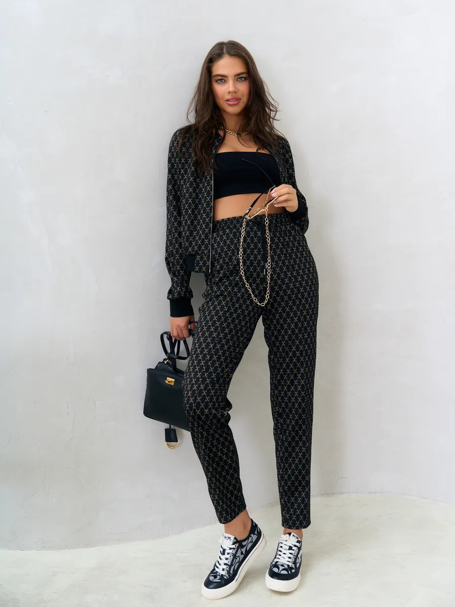 Damen jacquard Lounge-Set mit kurzer Bomberjacke und hochgeschnittener Kordelzug-Hose Eichborn Berlin