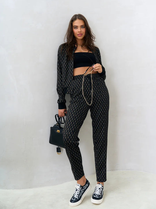 Damen jacquard Lounge-Set mit kurzer Bomberjacke und hochgeschnittener Kordelzug-Hose Eichborn Berlin