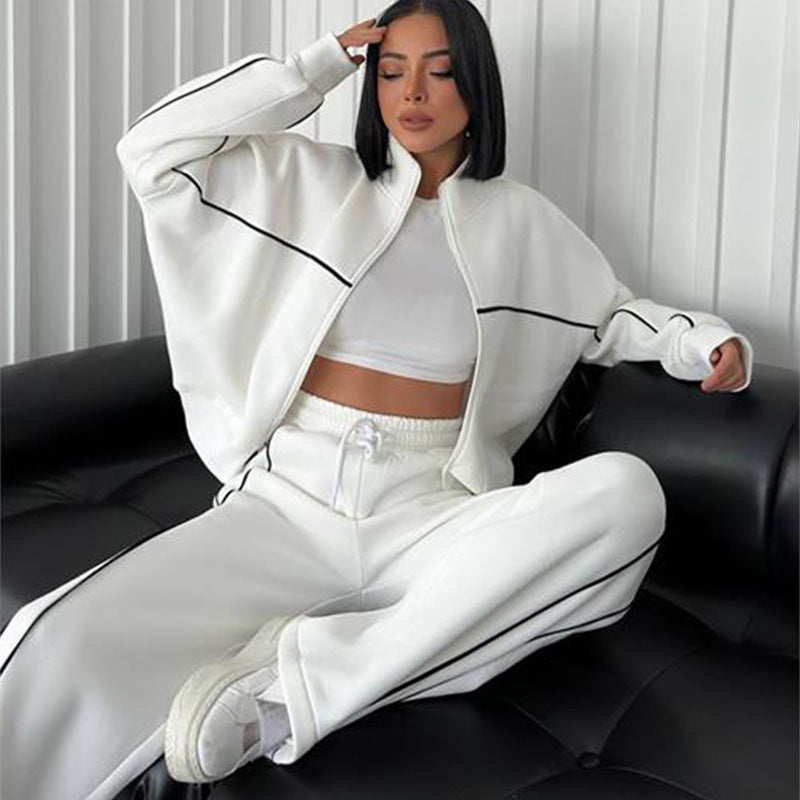 Damen lässiges Sweatset mit Stehkragen Reißverschluss gekürzter Jacke und hochtaillierter Schlaghose Eichborn Berlin